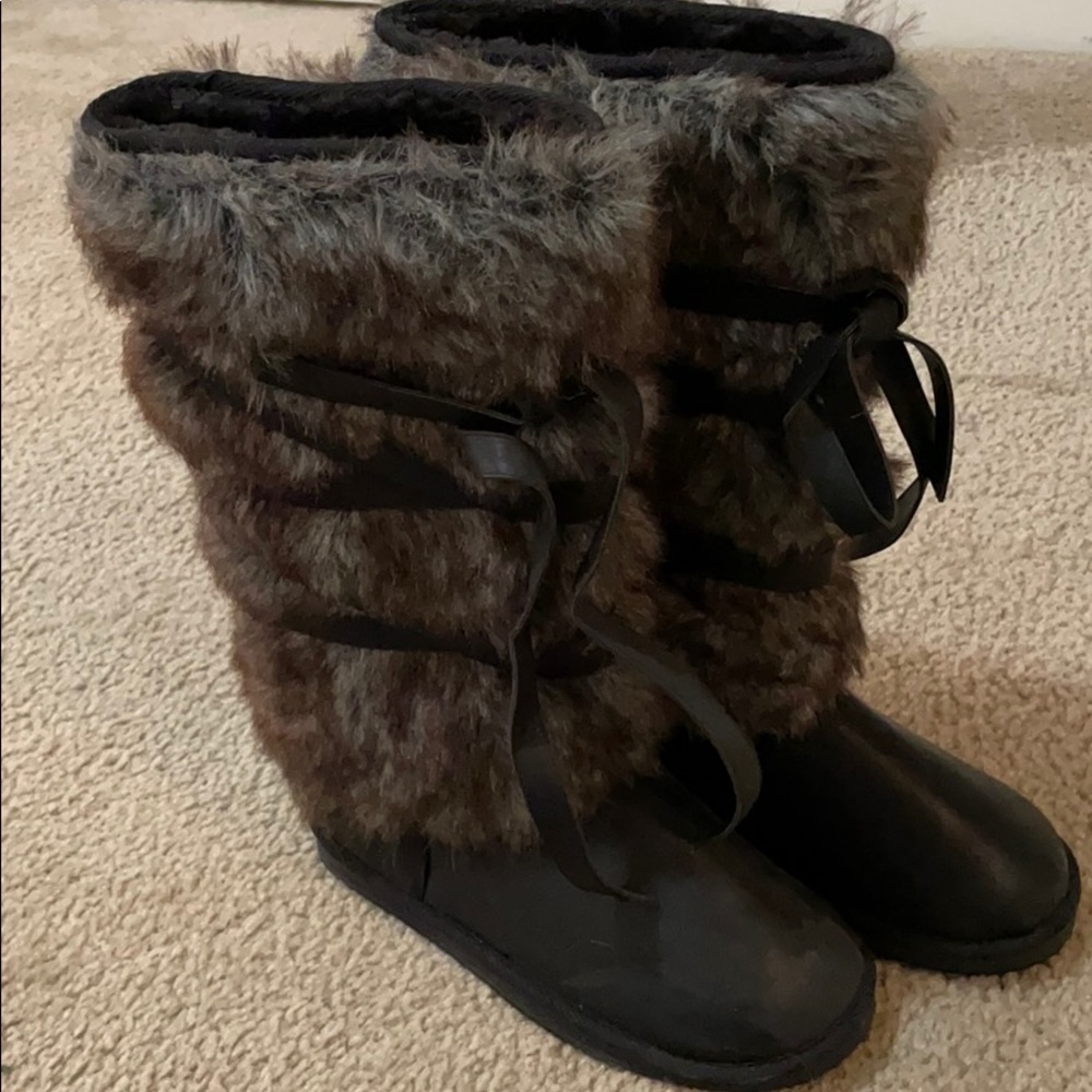 Boots with faux fur